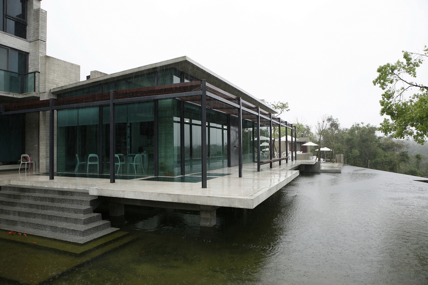 在水上的建築，以輕水模為主體
線條、簡約、內斂的設計
從建築、景觀至室內空間