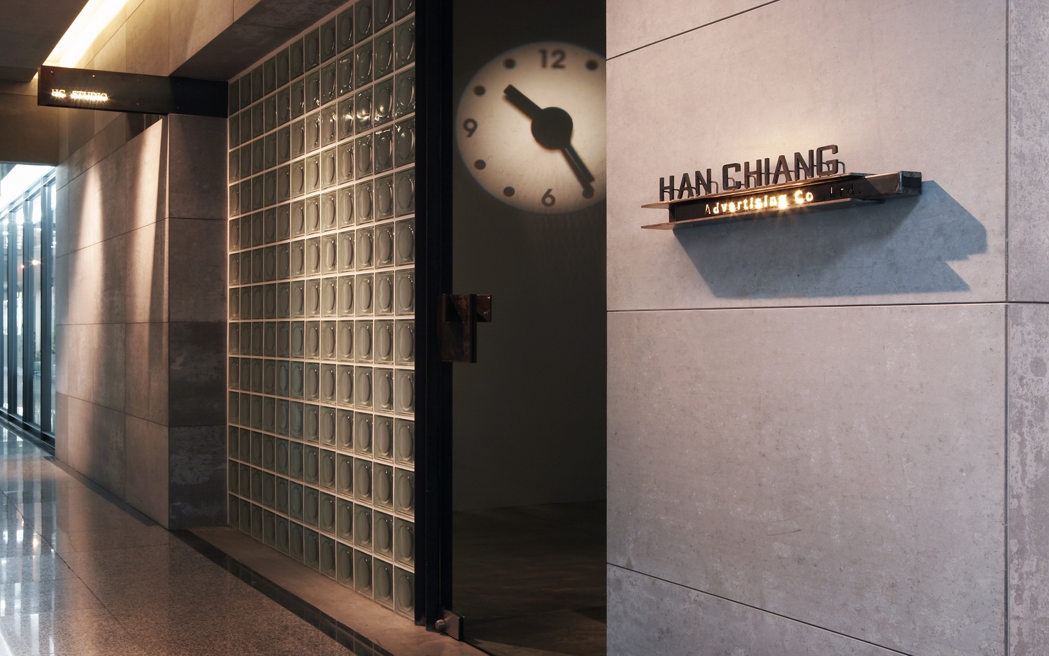 簡單的建材元素
分割中帶著細微的線條
創造了簡單中的味道
並保留了空間可塑性