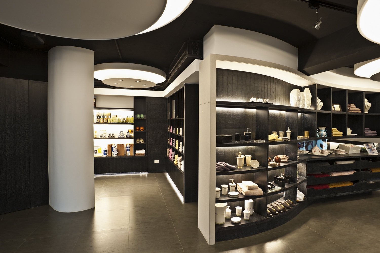 片片玻璃與鋼骨拼湊出
像波浪又如絲綢的建築外觀延伸至內
空間似有韻律般的舞動
帶著趣味漫步在其中